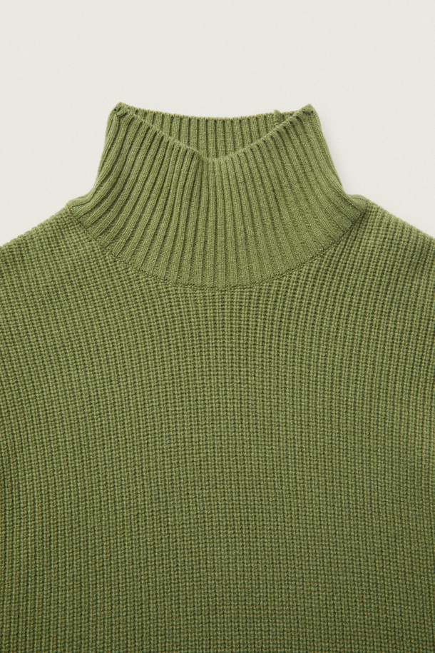 [MOVERE] 싱글 터틀 스웨터는 울 90%, 캐시미어 10% 혼방 소재로 제작되어 부드러운 촉감과 뛰어난 보온성을 제공합니다. 톤 다운된 올리브 그린 컬러와 미니멀한 디자인은 어떤 스타일에도 잘 어울리며, 가을, 겨울 시즌 데일리룩과 모임룩에 활용하기 좋습니다. 오버핏 실루엣과 볼륨감 있는 골지 조직, 드롭 숄더 디테일이 편안하고 세련된 분위기를 연출합니다. 하단 불박 라벨 포인트로 [MOVERE]만의 감성을 더했으며, 긴 소매 기장과 두꺼운 두께감으로 따뜻하게 착용할 수 있습니다.
