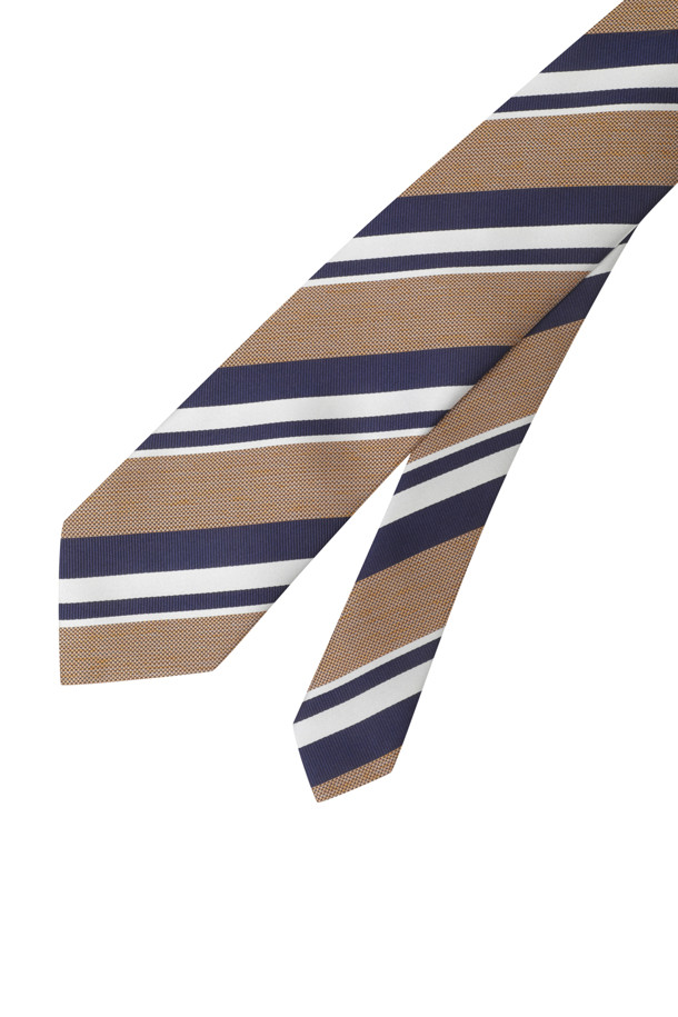STEFANO BIGI(스테파노 비기) 세나 실크 스트라이프 타이는 남성용 넥타이로, 클래식한 스타일을 연출합니다. 네이비, 베이지, 화이트 세 가지 색상으로 구성되어 있으며, 부드러운 실크 소재로 제작되었습니다. 레지멘탈 스트라이프 패턴과 끝단 로고 자수가 디자인의 특징이며, 오피스룩, 비즈니스 캐주얼, 출근룩 등 다양한 TPO에 활용 가능합니다. 미니멀하면서도 세련된 스타일을 완성하는 아이템입니다.
