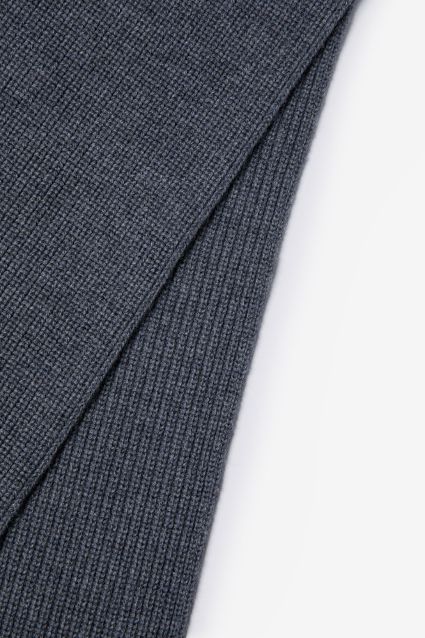 GRAN SASSO(그란 사소) 울 윈터 머플러는 포근함과 스타일을 동시에 만족시키는 겨울철 필수 아이템입니다. 부드러운 울 소재로 제작되어 뛰어난 촉감과 보온성을 자랑하며, 무지 디자인과 베이직한 스타일로 어떤 옷차림에도 자연스럽게 어울립니다. 출근룩이나 모임룩 등 다양한 TPO에 활용 가능하며, 클래식, 미니멀, 캐주얼 등 폭넓은 스타일을 소화합니다. 그레이 컬러는 세련된 분위기를 연출하며, 브랜드 라벨이 디자인의 은은한 포인트를 더합니다. 추운 겨울, GRAN SASSO(그란 사소) 울 머플러로 따뜻하고 멋스러운 스타일을 완성해 보세요.
