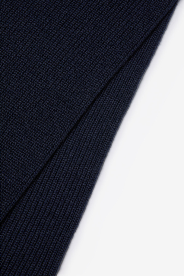 GRAN SASSO(그란 사쏘) 울 윈터 머플러는 겨울철 보온성을 책임지는 베이직 스타일의 머플러입니다. 부드러운 촉감의 울 소재로 제작되었으며, 두꺼운 두께감으로 따뜻하게 착용할 수 있습니다. 블랙 컬러의 무지 디자인으로, 출근룩과 같은 클래식하고 미니멀한 스타일에 잘 어울립니다. 심플한 디자인에 브랜드 라벨로 포인트를 더했으며, 데일리 아이템으로 활용하기 좋습니다.
