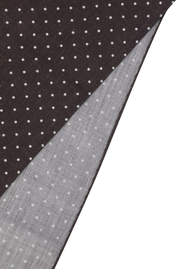 STEFANO BIGI(스테파노 비기) 핀 도트 울 스카프는 남성용 스카프로, 클래식하고 시크한 스타일을 연출합니다. 블랙 컬러에 도트 무늬가 세련된 포인트를 더하며, 부드러운 울 소재로 제작되어 가을과 겨울철 보온성을 높여줍니다. 와이드한 폭과 롱한 길이로 다양한 스타일링이 가능하며, 프린지 디자인이 특징입니다. 출근룩과 모임룩에 모두 잘 어울립니다.
