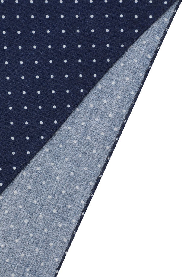 STEFANO BIGI(스테파노 비지) 핀 도트 울 스카프는 깊이 있는 네이비 컬러에 클래식한 무드를 더해 출근룩, 비즈니스 캐주얼, 모임룩 등 다양한 TPO에 활용하기 좋습니다. 부드러운 촉감의 울 소재로 제작되어 가을, 겨울 시즌에 따뜻하게 착용할 수 있으며, 와이드한 폭과 롱한 길이로 보온성을 높였습니다. 베이직한 디자인에 핀 도트 패턴이 은은하게 포인트가 되어 미니멀, 캐주얼 스타일에도 잘 어울립니다. 클래식한 멋을 더하는 프린지 디테일이 돋보이는 두꺼운 두께감의 스카프입니다.
