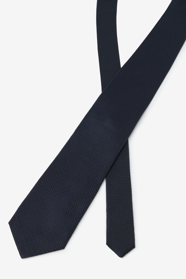 실크 마이크로 텍스쳐 솔리드 타이는 남성용 포멀 넥타이입니다. 부드러운 촉감의 실크 소재로 제작되었으며, 블랙 컬러에 마이크로 텍스쳐 패턴과 솔리드 디자인이 특징입니다. 클래식하고 미니멀한 스타일로, 오피스룩, 비즈니스 캐주얼, 모임룩 등 다양한 TPO에 활용하기 좋습니다. 로고 자수 디테일이 고급스러움을 더하며, 가벼운 착용감으로 편안함을 선사합니다. 격식 있는 자리에 품격을 더해줄 아이템입니다.
