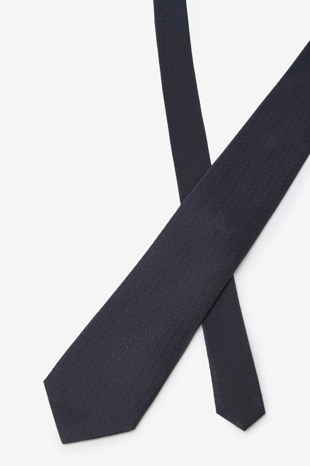 실크 도트 솔리드 타이입니다. 부드러운 촉감의 실크 소재로 제작되어 가볍고 편안한 착용감을 선사합니다. 깔끔한 실루엣과 클래식한 디자인은 오피스룩, 비즈니스 캐주얼, 모임룩 등 다양한 TPO에 활용 가능합니다. 솔리드 컬러 바탕에 도트 무늬가 포인트로 더해져 미니멀하면서도 세련된 스타일을 연출합니다. 루프 디테일이 돋보이는 포멀한 남성용 타이입니다.
