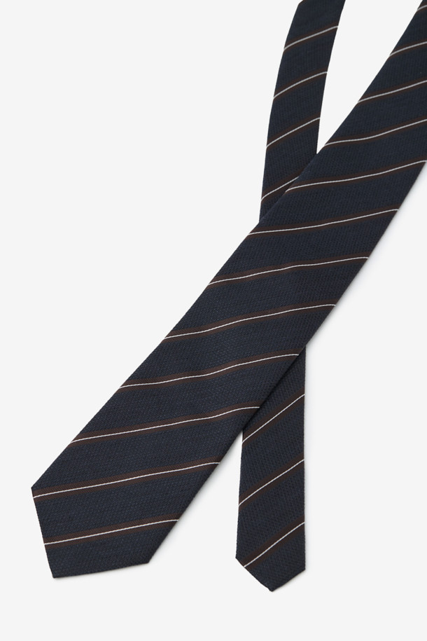 실크 브라운데코 레지멘탈 타이는 남성용 넥타이로, 클래식하고 미니멀한 스타일을 연출합니다. 브라운과 네이비 컬러 배색의 레지멘탈 스트라이프 패턴이 특징이며, 얇은 두께감과 부드러운 실크, 린넨 혼방 소재로 제작되어 고급스러운 촉감을 선사합니다. 포멀한 오피스룩, 비즈니스 캐주얼, 출근룩에 잘 어울리며, 루프 장식이 있어 넥타이의 형태를 더욱 깔끔하게 유지할 수 있습니다. 사계절 모두 착용 가능하여 활용도가 높습니다.
