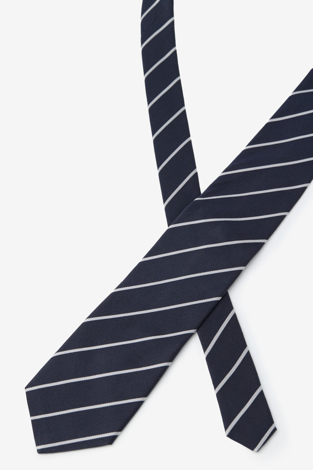 네이비와 화이트 컬러 배색의 실크 화이트데코 레지멘탈 타이는 남성분들을 위한 포멀 스타일 넥타이입니다. 부드러운 촉감의 실크 소재로 제작되어 고급스러움을 더하며, 클래식한 디자인에 로고 자수 디테일이 돋보입니다. 넥타이 전체를 가로지르는 사선 라인 패턴이 세련된 느낌을 선사합니다. 오피스룩, 비즈니스 캐주얼, 모임룩 등 다양한 TPO에 활용하여 클래식하고 미니멀한 스타일을 연출해보세요.

