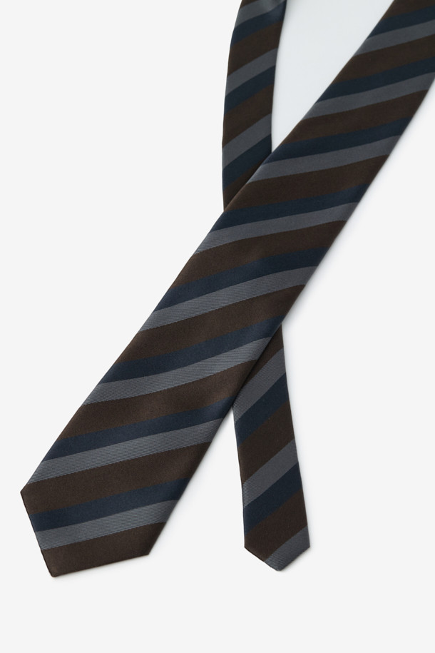 실크 멀티컬러블럭 레지멘탈 타이는 남성용 넥타이로, 포멀한 자리에 적합합니다. 부드러운 촉감의 실크 소재로 제작되었으며, 가볍고 고급스러운 착용감을 선사합니다. 멀티컬러 배색과 사선 스트라이프 패턴이 세련된 디자인을 완성하며, 로고 자수 디테일로 포인트를 더했습니다. 클래식하고 미니멀한 스타일로, 오피스룩, 비즈니스 캐주얼, 출근룩에 훌륭하게 매치됩니다.
