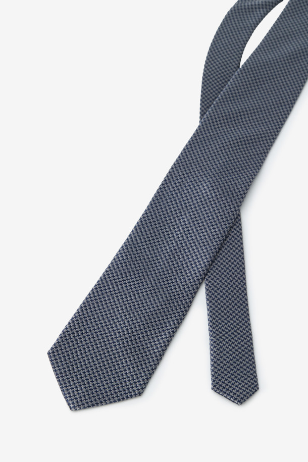 클래식한 디자인의 남성용 실크 하운드투스 올오버 넥타이입니다. 부드러운 촉감의 고급 실크 소재로 제작되어 포멀한 착장에 잘 어울립니다. 그레이 컬러의 하운드투스 패턴이 세련된 느낌을 주며, 루프 디테일이 돋보입니다. 오피스룩, 비즈니스 캐주얼, 모임룩 등 다양한 TPO에 활용 가능하며, 미니멀하고 클래식한 스타일을 연출하기 좋습니다.
