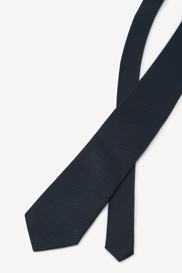 실크 도트 틸네이비 타이는 남성용 포멀 타이로, 부드러운 촉감과 클래식한 스타일을 연출합니다. 틸네이비 컬러 바탕에 사선 도트 패턴이 세련된 인상을 주며, 로고 자수 디테일이 고급스러움을 더합니다. 가볍게 착용 가능하여 오피스룩, 비즈니스 캐주얼, 모임룩 등 다양한 TPO에 활용하기 좋습니다. 클래식하면서도 미니멀한 스타일을 선호하는 남성에게 제격입니다.
