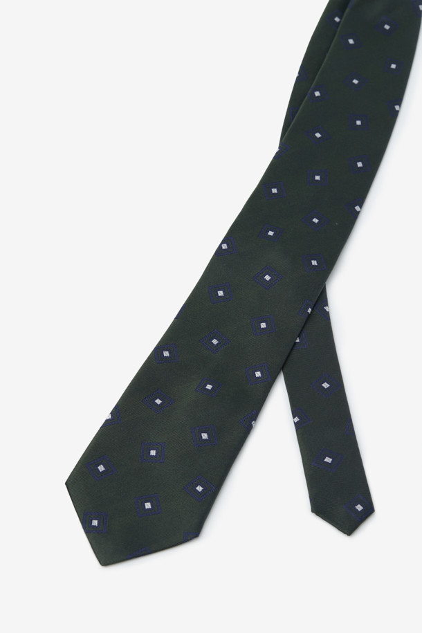 실크 스퀘어 올오버 타이는 남성용 포멀 타이로, 부드러운 촉감과 가벼운 착용감을 자랑합니다. 은은한 광택이 감도는 그린 컬러 실크 소재로 제작되었으며, 클래식하고 미니멀한 디자인을 선호하는 분들께 적합합니다. 올오버 패턴과 스퀘어 디자인이 세련된 느낌을 더하며, 로고 자수 디테일로 고급스러움을 더했습니다. 오피스룩, 비즈니스 캐주얼, 모임룩 등 다양한 TPO에 활용하여 스타일리시한 연출이 가능합니다.
