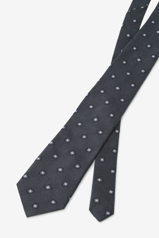 세련된 남성미를 완성하는 실크 라운드스퀘어 타입니다. 부드러운 착용감과 가벼운 소재로 편안함을 선사하며, 깔끔한 실루엣이 돋보입니다. 차분한 그레이 컬러에 라운드스퀘어 패턴이 더해져 포멀한 느낌을 자아냅니다. 오피스룩, 비즈니스 캐주얼, 모임룩 등 다양한 TPO에 활용 가능하며, 클래식, 미니멀, 시크 스타일을 즐기는 남성에게 적합합니다. 디자인에 루프 디테일이 더해져 더욱 세련된 느낌을 줍니다.
