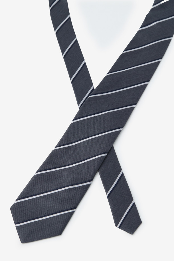 실크 네이비데코 레지멘탈 타이는 남성용 넥타이로, 포멀한 자리에 적합한 클래식 스타일을 연출합니다. 부드러운 촉감의 실크 소재로 제작되었으며, 그레이와 네이비 컬러의 조화로운 배색이 특징입니다. 레지멘탈 스트라이프 패턴과 로고 자수 디테일이 돋보이며, 오피스룩, 비즈니스 캐주얼, 출근룩 등 다양한 TPO에 활용할 수 있습니다. 클래식하고 미니멀한 디자인으로, 세련된 비즈니스 스타일을 완성해보세요.
