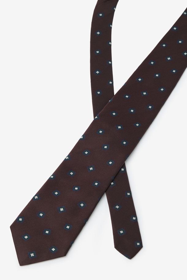 브라운 컬러의 실크 라운드스퀘어 올오버 타이는 남성용 포멀 타이입니다. 부드러운 촉감의 실크 소재로 제작되었으며, 가벼운 착용감을 제공합니다. 라운드스퀘어 패턴과 루프 디자인 장식으로 클래식하면서도 미니멀한 스타일을 연출합니다. 오피스룩, 비즈니스 캐주얼, 모임룩 등 다양한 TPO에 활용 가능합니다. 올오버 패턴이 전체적으로 은은한 포인트를 더하여 세련된 분위기를 선사합니다.
