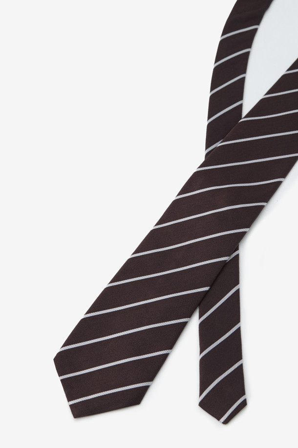 실크 화이트데코 레지멘탈 타이는 남성용 타이로, 고급스러운 스타일을 연출합니다. 브라운과 화이트 컬러의 조화가 세련된 인상을 주며, 실크와 린넨 혼방 소재로 부드럽고 가벼운 촉감을 선사합니다. 포멀한 오피스룩, 비즈니스 캐주얼, 모임룩에 적합하며 클래식하고 미니멀한 스타일을 완성합니다. 사선 라인과 끝단 로고 자수가 디자인의 포인트입니다.
