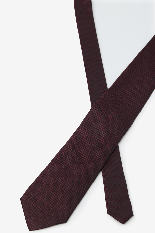 부드러운 실크 소재와 은은한 광택이 돋보이는 브라운 솔리드 타이입니다. 섬세한 마이크로 텍스쳐 패턴이 고급스러운 분위기를 자아내며, 포멀 및 클래식 스타일을 완성합니다. 로고 자수 디테일이 세련된 포인트를 더하고 가벼운 착용감으로 편안함을 선사합니다. 오피스룩, 비즈니스 캐주얼, 모임룩 등 다양한 TPO에 활용 가능하며, 클래식하고 미니멀한 스타일을 추구하는 남성에게 제격입니다. 격식 있는 자리에서 당신의 품격을 한층 더 높여줄 아이템입니다.
