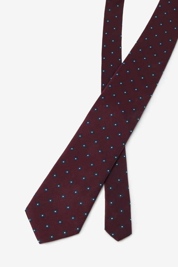 이 실크 네이비플라워 올오버 타이는 남성용 타이로, 비즈니스 캐주얼, 오피스룩, 모임룩 등 다양한 TPO에 활용 가능합니다. 클래식하면서도 미니멀한 스타일을 추구하는 남성에게 적합하며, 고급스러운 실크 소재로 제작되어 가볍고 부드러운 촉감을 선사합니다. 네이비 바탕에 플라워 패턴과 도트 무늬가 조화롭게 어우러져 세련된 느낌을 줍니다. 끝단 이면에는 로고 자수가 포인트로 디자인되어 은은한 멋을 더합니다.
