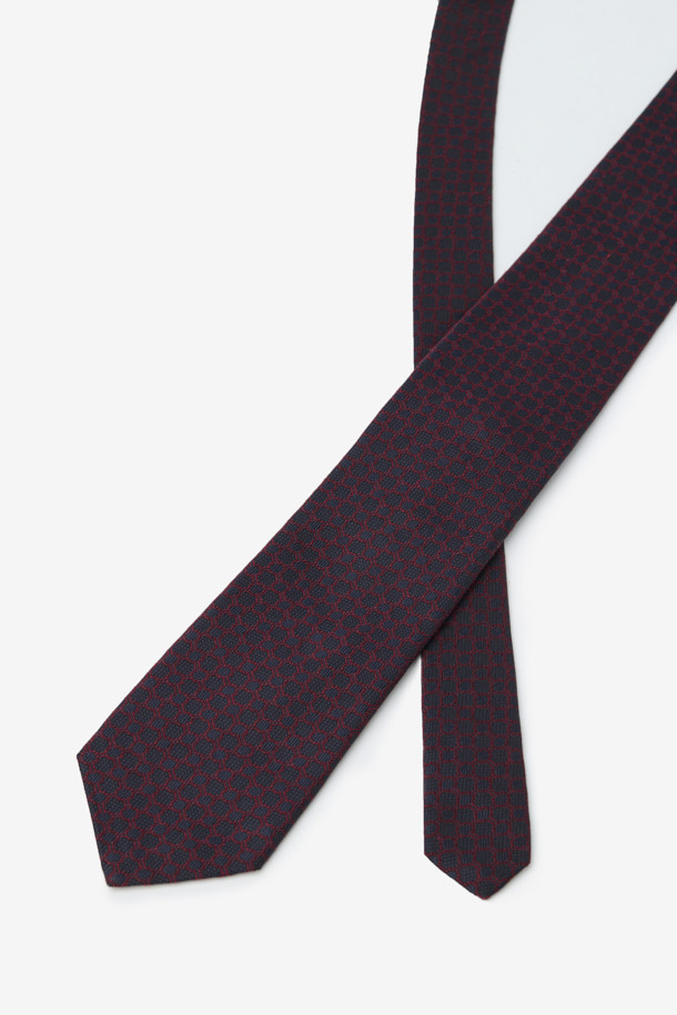 실크 네이비데코 라운드 올오버 타이는 남성용 넥타이로, 포멀한 자리에 적합합니다. 부드럽고 가벼운 실크 소재로 제작되어 편안한 착용감을 선사하며, 깔끔한 실루엣을 연출합니다. 네이비, 와인 컬러의 라운드 패턴으로 디자인되어 클래식하면서도 미니멀한 스타일을 완성합니다. 오피스룩, 비즈니스 캐주얼, 모임룩 등 다양한 TPO에 활용 가능하며, 넥타이 뒷면에는 루프 디테일이 있습니다.
