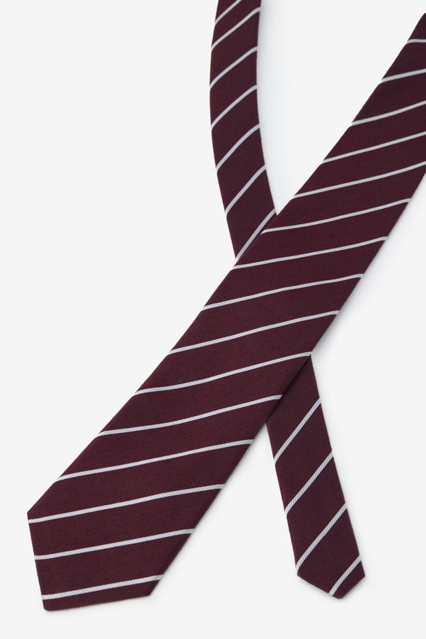 실크 화이트데코 레지멘탈 타이, 남성용 넥타이입니다. 와인과 화이트 컬러의 스트라이프 패턴으로, 클래식하고 미니멀한 스타일을 연출합니다. 부드러운 촉감의 실크와 코튼 소재를 사용하여 착용감이 좋습니다. 포멀한 오피스룩, 비즈니스 캐주얼, 모임룩에 적합하며, 이면 루프가 적용되어 있습니다. 

