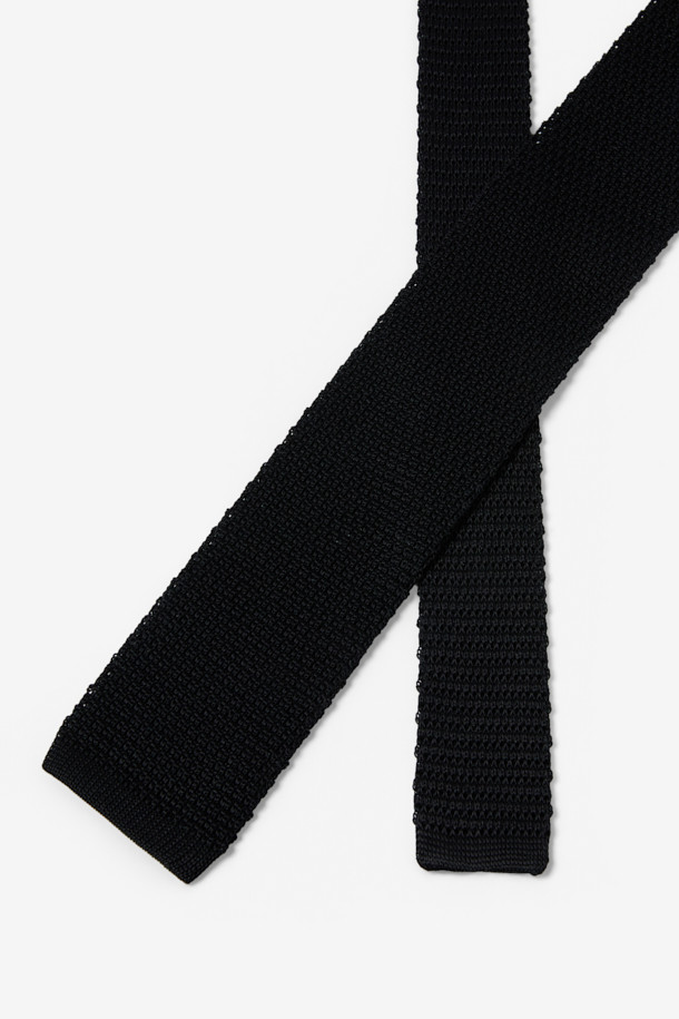 블랙 컬러의 니트 타이입니다. 부드러운 니트 소재로 제작되어 편안한 착용감을 선사하며, 얇은 두께감으로 답답함 없이 착용하기 좋습니다. 무지 디자인에 톤온톤 테이프 디테일이 더해져 은은한 포인트를 주며, 캐주얼과 클래식 스타일 모두 소화 가능합니다. 비즈니스룩, 오피스룩, 비즈니스 캐주얼 등 다양한 TPO에 활용하여 세련된 스타일을 연출해보세요. 내구성이 뛰어나 오랫동안 변함없이 착용할 수 있습니다.
