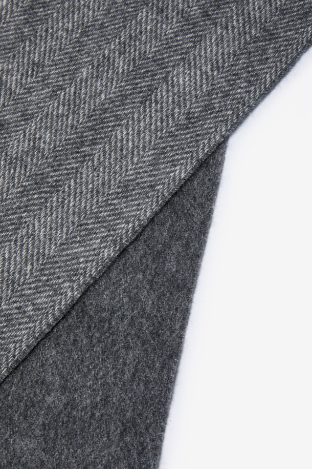 캐시미어 100% 헤링본 머플러는 가을, 겨울 시즌 남성분들의 품격을 높여줄 머플러입니다. 부드러운 촉감의 캐시미어 소재와 클래식한 헤링본 패턴, 그리고 은은한 그레이 컬러가 세련된 분위기를 자아냅니다. 더블 페이스 디자인과 솔리드 이면으로 다양한 스타일 연출이 가능하며, 롱한 기장감과 와이드한 폭으로 더욱 따뜻하게 감쌀 수 있습니다. 출근룩, 모임룩 등 어떤 TPO에도 잘 어울리며, 클래식하고 미니멀한 스타일을 즐기는 분들께 추천합니다.
