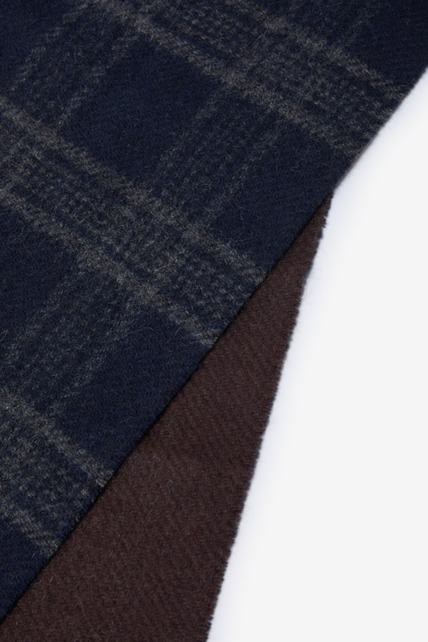 캐시미어 100% 소재의 남성용 체크 머플러입니다. 네이비, 그레이, 브라운 세 가지 색상으로 출시되어 출근룩, 모임룩 등 다양한 TPO에 활용 가능합니다. 두꺼운 두께감과 부드러운 촉감으로 뛰어난 보온성을 제공하며, 더블페이스 디자인과 롱, 와이드한 사이즈로 스타일리시함을 더했습니다. 클래식, 미니멀, 캐주얼 등 어떤 스타일에도 잘 어울려 겨울철 필수 아이템입니다.
