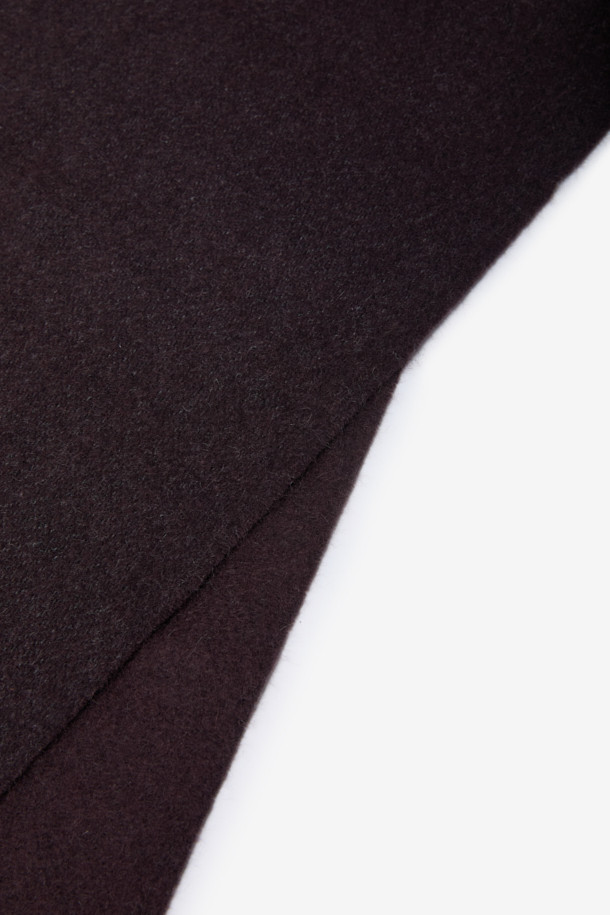 캐시미어 100% 소재의 투톤 머플러입니다. 와인과 네이비 컬러의 조화가 세련된 디자인으로, 출근룩, 모임룩, 연말 모임룩 등 다양한 TPO에 활용하기 좋습니다. 부드러운 촉감의 캐시미어 소재와 보온 기능으로 가을, 겨울철 따뜻하게 착용할 수 있으며, 클래식하고 미니멀한 스타일을 연출합니다. 트윌 패턴과 프린지 장식, 더블 페이스, 롱 기장감, 와이드한 폭, 이면 솔리드 디테일이 특징입니다. 남성분들을 위한 머플러로, 고급스러운 분위기를 더해줍니다.
