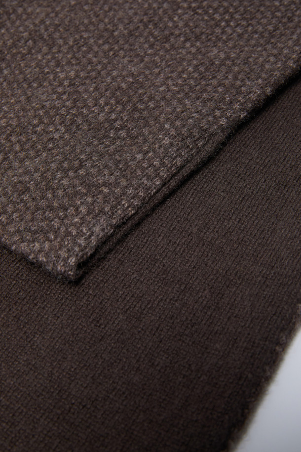 캐시미어 100% 쁘띠 머플러는 부드러운 촉감과 보온성을 갖춘 남성용 머플러입니다. 가을, 겨울철 출근룩과 모임룩에 클래식, 미니멀, 캐주얼 스타일로 연출하기 좋습니다. 브라운 컬러에 마이크로 패턴, 더블 페이스, 솔리드 이면 디자인이 특징이며, 터널 디자인으로 포인트를 더했습니다. 캐시미어 소재 특유의 고급스러움과 따뜻함을 느껴보세요.
