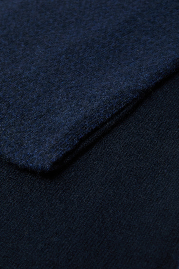 캐시미어 100% 쁘띠 머플러는 가을, 겨울철 남성의 일상과 출근룩, 비즈니스 캐주얼에 포인트를 더해줄 머플러입니다. 네이비 색상의 마이크로 패턴이 은은하게 드러나 클래식하면서도 미니멀한 스타일을 연출합니다. 부드러운 캐시미어 소재는 뛰어난 보온성을 제공하며, 더블 페이스와 솔리드 이면으로 고급스러움을 더했습니다. 터널 디자인으로 다양한 스타일 연출이 가능하며, 세련된 겨울 패션을 완성할 수 있습니다.
