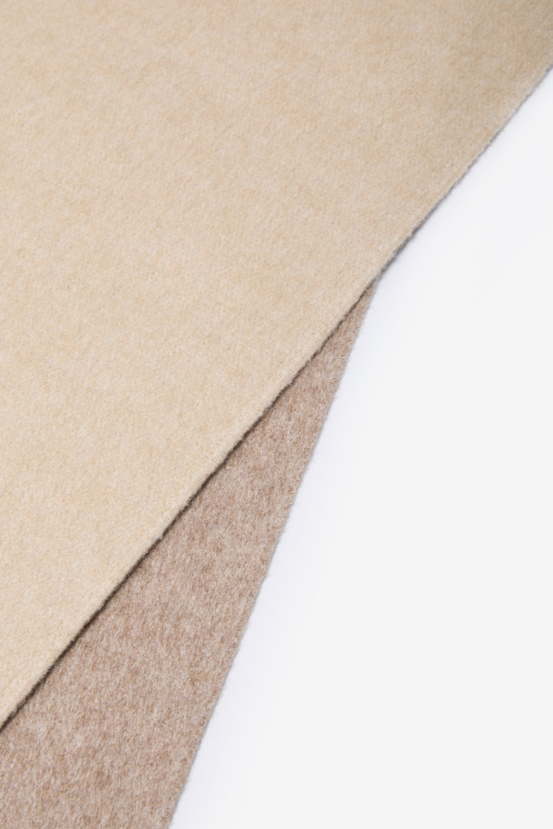 피아젠자 캐시미어 실크 머플러는 부드러운 촉감과 보온성을 갖춘 남성용 머플러입니다. 베이지 색상의 무지 디자인으로, 클래식하고 미니멀한 스타일을 연출합니다. 캐시미어와 실크 소재의 조화로 고급스러운 느낌을 더하며, 두꺼운 두께와 와이드한 기장감, 프린지 장식이 특징입니다. 가을, 겨울철 출근룩, 비즈니스 캐주얼, 모임룩 등 다양한 TPO에 활용 가능하며, 일상에서 따뜻하고 세련된 스타일을 완성해 줍니다.
