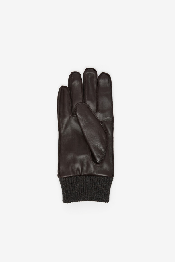부드러운 양가죽 소재와 따뜻한 퍼 안감으로 제작된 남성용 캐주얼 장갑입니다. 브라운과 블랙 두 가지 색상으로 제공되며, 손가락 사이드 배색 처리가 돋보이는 디자인입니다. 겨울철 보온성을 높여주는 무지 디자인에 립조직 장식으로 클래식하면서도 미니멀한 스타일을 연출합니다. 출근룩에 세련됨을 더해줄 아이템입니다.
