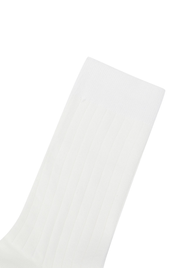 실켓 드레스 립 솔리드 삭스는 남성을 위한 사계절용 양말로, 미니멀, 캐주얼, 클래식 스타일을 아우릅니다. 면 소재로 제작되어 부드러운 촉감을 선사하며, 신축성이 뛰어나 편안한 착용감을 제공합니다. 베이직한 디자인에 탑 라인 립 조직으로 포인트를 주어 세련된 느낌을 더했습니다. 골지와 무지 패턴으로 구성되어 다양한 스타일에 매치하기 용이합니다. 일상생활에서 폭넓게 활용할 수 있는 실용적인 아이템입니다.
