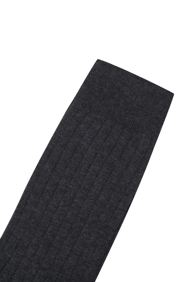 실켓 드레스 립 솔리드 삭스는 남성용 양말로, 부드러운 촉감의 면 소재에 실켓 가공을 더해 고급스러운 착용감을 선사합니다. 블랙 색상에 골지 패턴, 립 디자인으로 베이직하면서도 미니멀, 클래식, 캐주얼 스타일을 모두 소화할 수 있습니다. 사계절 내내 착용 가능하며, 신축성이 뛰어나 편안한 활동성을 보장합니다. 얇은 두께감으로 답답함 없이 산뜻하게 즐길 수 있습니다.
