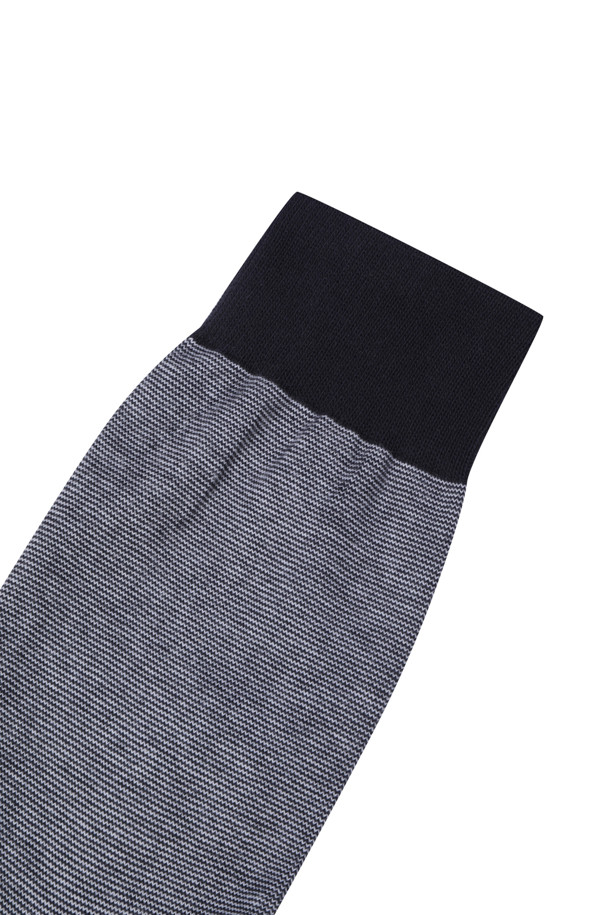 "실켓 드레스 립 솔리드 삭스"는 남성을 위한 얇은 두께의 면 소재 양말입니다. 부드러운 촉감과 은은한 광택이 특징인 실켓 가공으로 제작되어 고급스러운 느낌을 선사합니다. 무지 디자인에 탑 라인 립 조직과 배색 디테일을 더해 미니멀, 클래식, 캐주얼 스타일 모두 소화 가능합니다. 출근룩 또는 비즈니스 캐주얼에 활용하여 깔끔하고 세련된 룩을 연출해보세요. 그레이, 블랙 두 가지 색상으로 출시되어 다양한 스타일에 매치하기 용이합니다.
