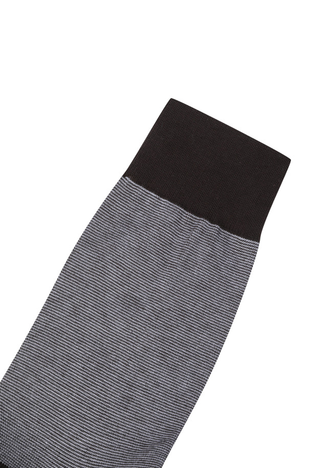 남성용 실켓 드레스 립 솔리드 삭스입니다. 부드러운 촉감의 면, 스판덱스 혼방 소재로 제작되어 사계절 내내 착용하기 좋습니다. 얇은 두께감과 신축성으로 편안한 착용감을 선사하며, 립 조직과 솔리드 패턴으로 미니멀하고 클래식한 스타일을 연출합니다. 출근룩과 집콕룩 모두에 잘 어울리며, 그레이, 블랙 두 가지 색상으로 만나보세요. 탑라인 립 조직과 배색 디자인이 돋보입니다.
