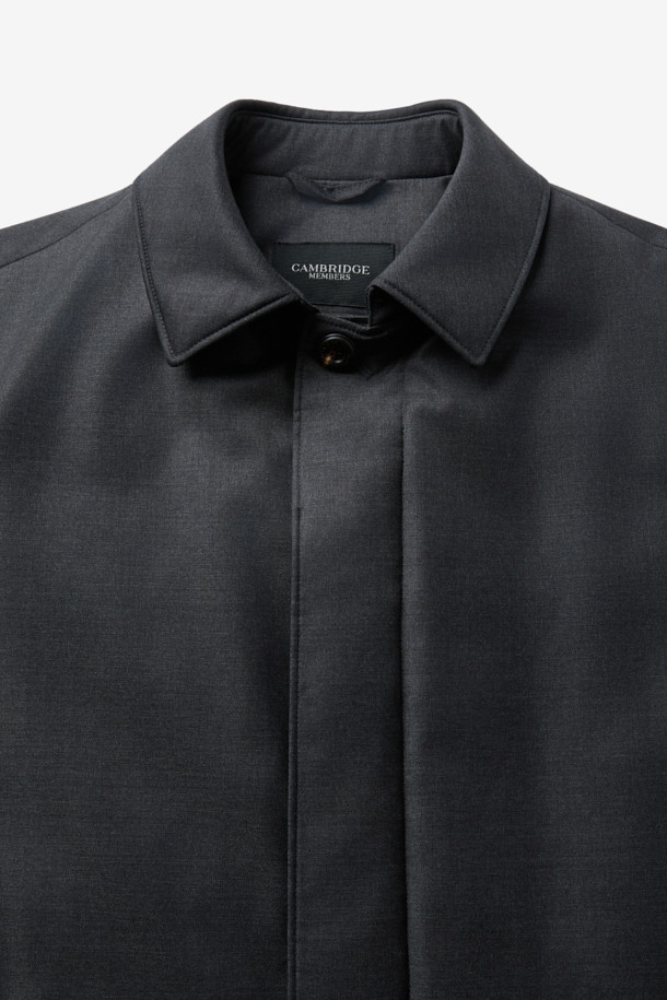 로로피아나(Loro Piana) 스톰 원단으로 제작된 남성용 런던코트입니다. 네이비 컬러의 무지 디자인으로, 클래식하고 미니멀한 스타일을 연출합니다. 겨울철 보온을 위한 두꺼운 두께감과 유럽피안 구스다운 충전재를 사용하여 뛰어난 보온성을 제공합니다. 방수, 방풍 기능을 갖춘 테크니컬 패브릭과 울 블렌드 소재로 제작되어 쾌적한 착용감을 선사하며, 밑단 분리 디테일이 돋보입니다. 출근룩, 비즈니스 캐주얼, 모임룩 등 다양한 TPO에 활용 가능하며, 시크한 매력을 더합니다.
