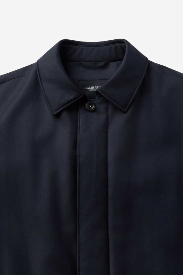 로로피아나 스톰 원단으로 제작된 남성용 구스다운 런던코트입니다. 네이비 컬러의 롱 기장 코트로, 클래식하고 포멀한 스타일을 연출합니다. 겨울철 보온을 위한 두꺼운 두께감과 방수, 방풍 기능을 갖춰 뛰어난 실용성을 자랑합니다. 레귤러핏으로 제작되었으며, 무지 디자인에 버튼 여밈 방식을 적용했습니다. 출근룩, 오피스룩, 모임룩 등 다양한 TPO에 활용 가능한, 미니멀하고 시크한 겨울철 필수 아이템입니다.
