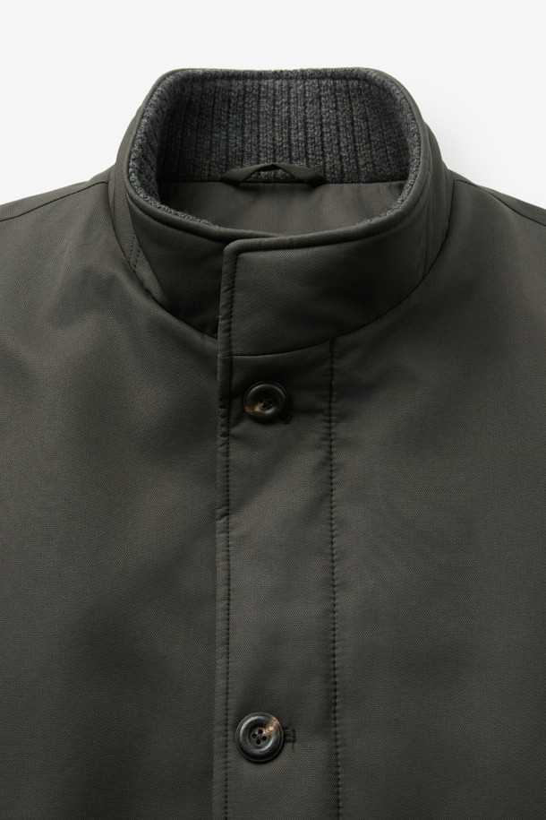 스탠드 니트카라 구스다운 트렌치 코트는 겨울철 일상과 출근룩에 모두 잘 어울리는 아우터입니다. 카키와 올리브 두 가지 색상으로 제공되며, 클래식하고 미니멀한 스타일을 연출합니다. 유러피안 구스다운 충전재와 메리노 무스탕 배색으로 보온성과 고급스러움을 동시에 잡았습니다. 스탠드 카라와 니트 트리밍 디테일이 돋보이며, 긴 소매와 레귤러핏으로 편안하게 착용 가능합니다. 싱글 버튼 여밈 방식과 두꺼운 두께감으로 추운 겨울에도 따뜻하게 몸을 보호해 줍니다.
