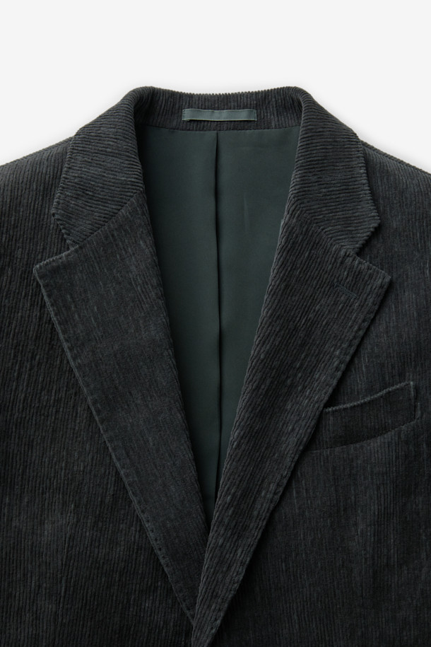 파브리카 코튼 스트레치 코듀로이 셋업 자켓은 이태리 파브리카 원단을 사용하여 제작되어 고급스러운 퀄리티를 자랑합니다. 세련된 스타일을 연출하는 네이비 컬러의 슬림핏 싱글 버튼 자켓이며, 오피스룩, 비즈니스 캐주얼, 모임룩 등 다양한 TPO에 활용하기 좋습니다. 클래식, 미니멀, 시크 스타일을 선호하는 분들께 추천하며, 톤온톤 코듀로이 소재가 주는 은은한 멋이 특징입니다. 긴 소매 기장으로 사계절 내내 활용 가능하며, 셋업 스타일로 완성도 높은 스타일링을 완성할 수 있습니다. 부드러운 촉감과 뛰어난 착용감으로 편안하게 즐겨 입을 수 있습니다.
