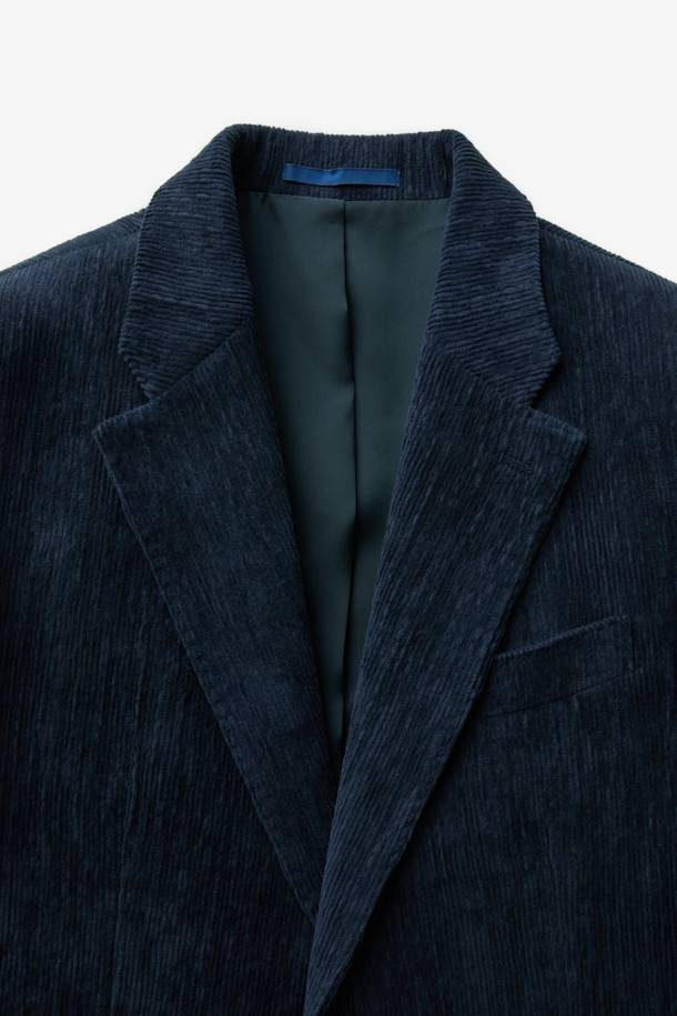 파브리카 코튼스트레치 코듀로이 셋업 재킷은 남성 고객을 위한 클래식 스타일의 셋업 자켓입니다. 네이비 컬러의 코듀로이 소재에 면을 혼방하여 제작되었으며, 봄, 가을에 착용하기 적합합니다. 슬림핏 싱글버튼 디자인으로, 비즈니스 캐주얼, 출근룩, 모임룩 등 다양한 TPO에 활용 가능합니다. 스트레치 기능이 더해져 편안한 착용감을 선사합니다.
