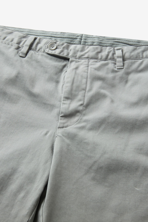 가을 시즌, 베이직한 스타일을 완성할 코튼 스트레치 다잉 치노 팬츠입니다. 라이트 그레이 컬러의 무지 디자인으로, 출근룩과 비즈니스 캐주얼에 활용하기 좋습니다. 면 소재로 제작되어 편안한 착용감을 선사하며, 가먼트 다잉 기법으로 은은한 멋을 더했습니다. 신축성 있는 스트레치 원단으로 활동성을 높였으며, 그레이, 챠콜 그레이, 카키 컬러의 상의와 매치하여 미니멀하고 클래식한 분위기를 연출해보세요.
