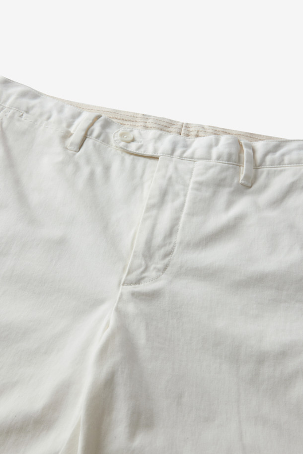 부드러운 면 소재에 스트레치 기능이 더해져 편안한 착용감을 선사하는 코튼 스트레치 다잉 치노 팬츠입니다. 아이보리 컬러의 무지 디자인으로, 어떤 상의와도 쉽게 매치하여 캐주얼, 미니멀, 클래식 스타일을 연출할 수 있습니다. 봄, 여름 시즌 산책룩이나 봄 소풍룩에 적합하며, 활동적인 일상생활에서도 부담 없이 즐겨 입을 수 있습니다. 가먼트 다잉 기법으로 은은한 멋을 더했으며, 스트레이트 핏으로 깔끔한 실루엣을 완성합니다.
