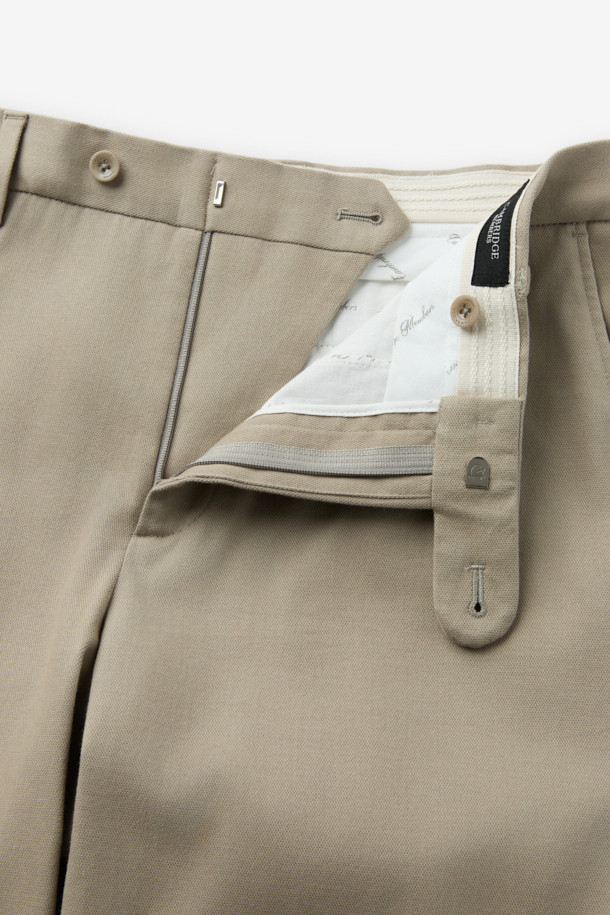 듀카 울코튼 드레스 치노 팬츠는 남성용 바지로, 울과 면 소재의 조화로 부드러운 촉감을 선사합니다. 겨울철에 적합한 두께감과 레귤러핏으로 제작되어 클래식하고 베이직한 스타일을 연출합니다. 베이지 컬러의 무지 디자인과 긴 기장으로 출근룩, 비즈니스 캐주얼, 모임룩 등 다양한 TPO에 활용 가능합니다. 스트레치 기능이 더해져 편안한 착용감을 제공하며, 미니멀하고 클래식한 스타일을 선호하는 분들께 추천합니다.
