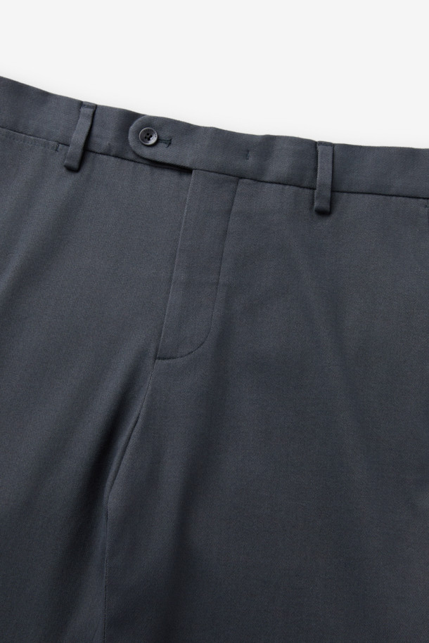 듀카 울코튼 드레스 치노 팬츠는 남성용 치노 팬츠입니다. 클래식과 베이직 스타일을 기반으로 하여 출근룩, 비즈니스 캐주얼, 모임룩 등 다양한 TPO에 활용할 수 있습니다. 울과 면 혼방 소재로 제작되어 부드러운 촉감과 두꺼운 두께감을 자랑하며, 겨울철에도 따뜻하게 착용 가능합니다. 레귤러핏 디자인에 무지 패턴, 그레이 컬러로 어떤 상의와도 매치하기 용이합니다. 스트레치 기능이 있어 편안한 활동성을 제공합니다.
