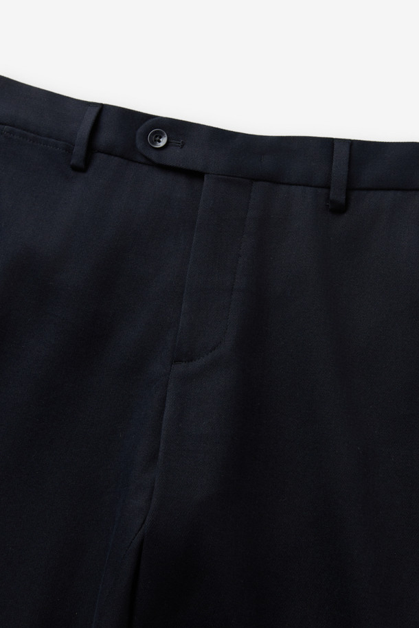 **듀카 울코튼 드레스 치노 팬츠**는 부드러운 촉감과 보온성을 자랑하는 겨울용 치노 팬츠입니다. 이탈리아 듀카 비스콘티(두카 비스콘티)의 울·코튼 혼방 스트레치 원단을 사용하여 편안한 착용감을 선사합니다. 베이직한 디자인과 네이비 컬러로, 클래식, 미니멀, 캐주얼 스타일을 모두 소화할 수 있습니다. 오피스룩, 비즈니스 캐주얼, 출근룩 등 다양한 시간과 장소와 상황에 활용 가능하며, 긴 기장과 두꺼운 두께로 따뜻함을 더합니다. 무지 패턴으로 어떤 상의와도 쉽게 매치하여 스타일리시한 룩을 연출할 수 있습니다.