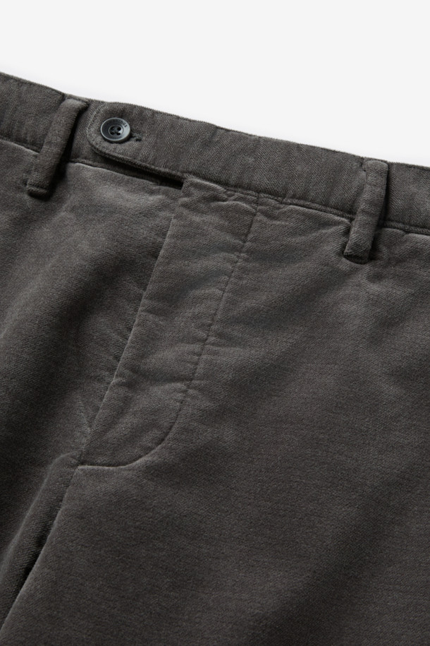 마일드 코튼 혼방 치노 팬츠는 부드러운 촉감의 면 소재와 신축성을 더해 편안한 착용감을 선사합니다. 베이직한 디자인으로 클래식, 미니멀, 캐주얼 등 다양한 스타일을 연출하기 좋습니다. 겨울철 출근룩에 적합하며, 레귤러핏과 긴 기장으로 안정적인 실루엣을 완성합니다. 베이지 컬러의 무지 디자인은 어떤 상의와도 쉽게 매치되어 활용도가 높습니다. 데일리 팬츠로 손색없는 활용도 높은 치노 팬츠입니다.
