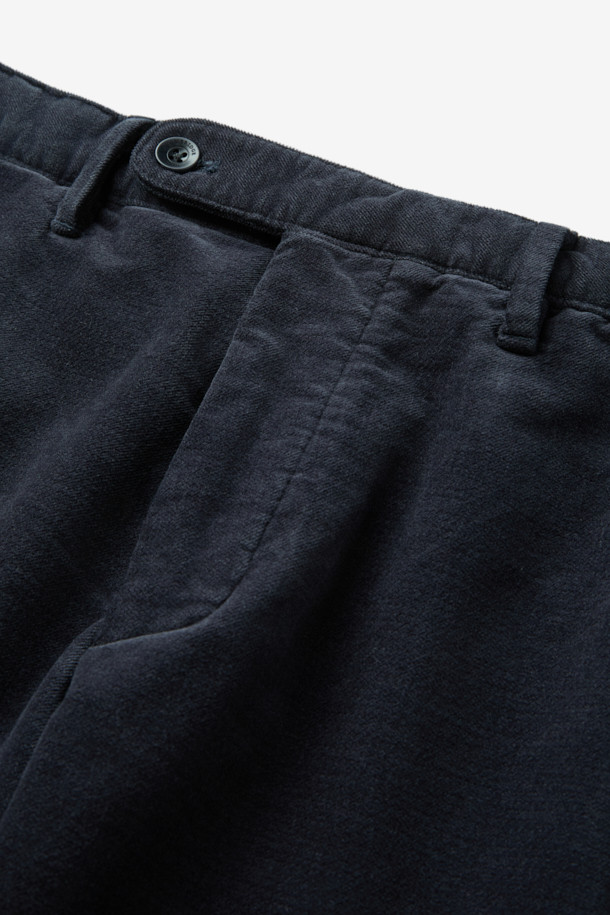 부드러운 촉감의 마일드 코튼 혼방 치노 팬츠입니다. 그레이 컬러의 무지 디자인으로, 베이직한 스타일을 연출하며 출근룩과 비즈니스 캐주얼에 적합합니다. 면과 스판덱스 소재 혼방으로 제작되어 편안한 착용감과 활동성을 제공하며, 레귤러핏으로 누구나 부담 없이 착용 가능합니다. 겨울철에도 따뜻하게 입을 수 있으며, 다양한 상의와 매치하여 클래식, 미니멀, 캐주얼 스타일을 연출할 수 있습니다. 스트레치 원단으로 활동량이 많은 날에도 불편함 없이 착용 가능합니다.
