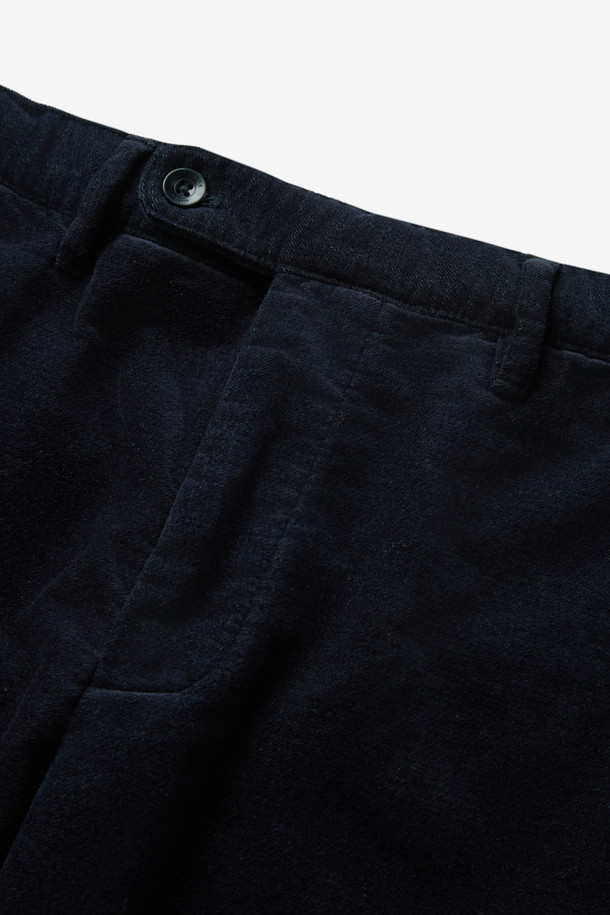 네이비 컬러의 마일드 코튼 혼방 치노 팬츠입니다. 부드러운 촉감의 면과 스판덱스 혼방 소재로 제작되어 편안한 착용감을 선사합니다. 베이직한 디자인에 레귤러핏으로 제작되어 출근룩, 비즈니스 캐주얼 등 다양한 TPO에 활용 가능합니다. 무지 패턴으로 어떤 상의와도 쉽게 매치할 수 있으며, 캐주얼, 클래식, 미니멀 스타일을 즐겨 입는 남성분들께 추천합니다. 특히, 스트레치 기능이 있어 활동성을 높였습니다.
