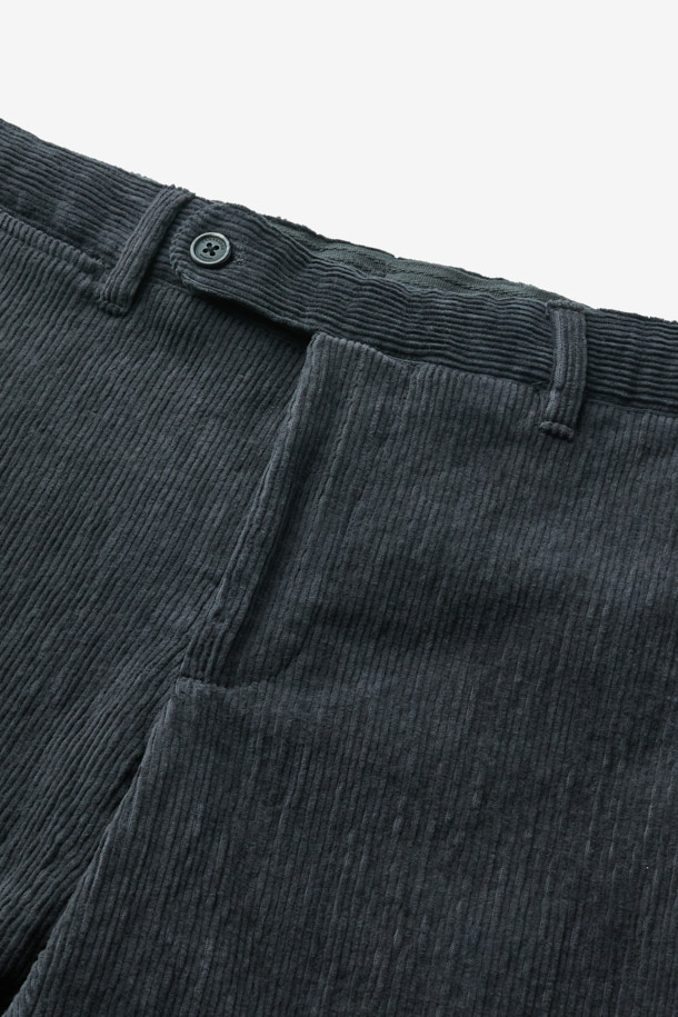 파브리카 코듀로이 스트레치 셋업 팬츠는 가을과 겨울, 세련된 스타일을 연출하기에 좋은 남성용 코듀로이 슬림핏 긴바지입니다. 부드러운 코듀로이와 면 혼방 소재로 제작되어 편안한 착용감을 선사하며, 스트레치 기능으로 활동성을 높였습니다. 차분한 그레이 컬러는 어떤 상의와도 잘 어울려 출근룩, 비즈니스 캐주얼, 모임룩 등 다양한 TPO에 활용 가능합니다. 클래식, 미니멀, 시크한 스타일을 즐기는 남성분들께 추천합니다. 특히 셋업 스타일로 출시되어 더욱 세련된 코디를 완성할 수 있습니다.
