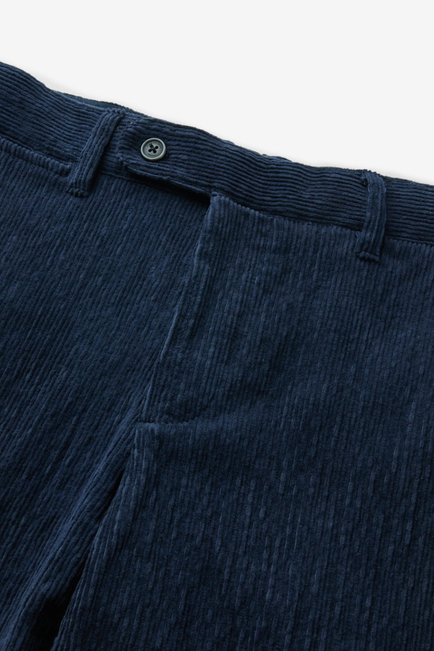 파브리카 코듀로이 스트레치 셋업 팬츠는 세련된 스타일을 추구하는 당신을 위한 완벽한 선택입니다. 부드러운 코듀로이 소재와 코튼 혼방으로 제작되어 편안한 착용감을 선사하며, 슬림핏 디자인으로 시크한 매력을 더합니다. 출근룩, 비즈니스 캐주얼, 모임룩 등 다양한 TPO에 활용 가능하며, 클래식, 미니멀, 시크 스타일을 즐기는 분들께 추천합니다. 특히, 스트레치 기능이 더해져 활동성을 높여줍니다. 그레이 컬러로 어떤 상의와도 쉽게 매치하여 멋스러운 셋업 스타일을 연출해보세요.
