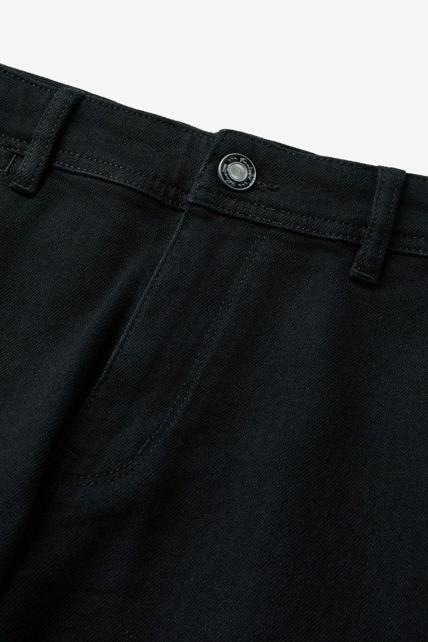 블랙 코튼 데님 팬츠는 베이직한 스타일로, 사계절 내내 활용 가능한 실용적인 아이템입니다. 일상, 출근룩, 데이트룩 등 다양한 TPO에 매치하기 좋으며, 미니멀, 클래식, 캐주얼 스타일을 즐겨 입는 분들께 추천합니다. 면과 데님 혼방 소재로 제작되어 편안한 착용감을 선사하며, 중간 두께감과 내추럴한 표면감의 원워싱 처리로 자연스러운 멋을 더했습니다. 어떤 상의와도 잘 어울려 데일리룩의 완성도를 높여줍니다.
